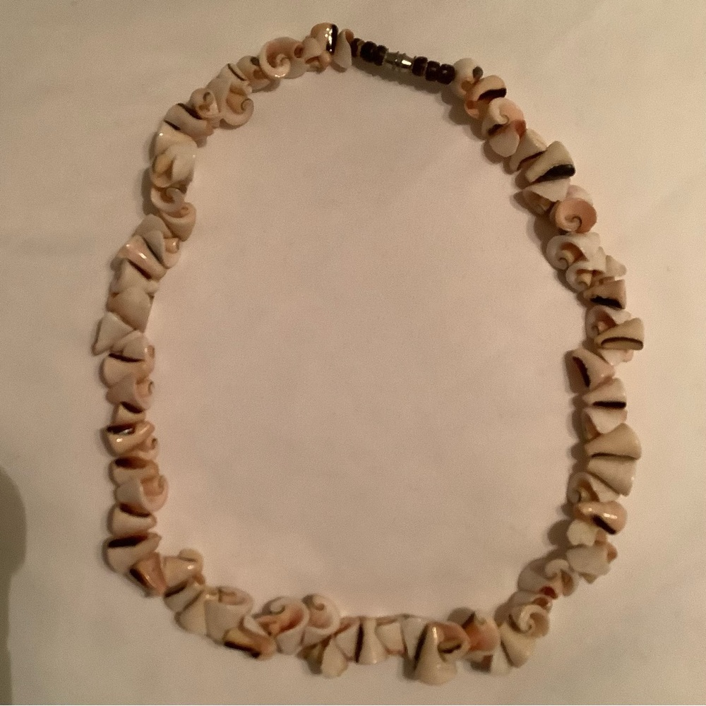 Shell Hawaiian Necklace 19" long